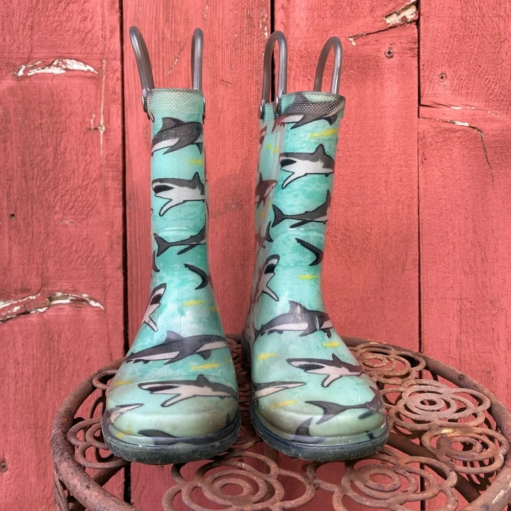 Toddler Shark Light Up Rain Boots Size 9 Pull Handles Ocean Green Blue EU 25